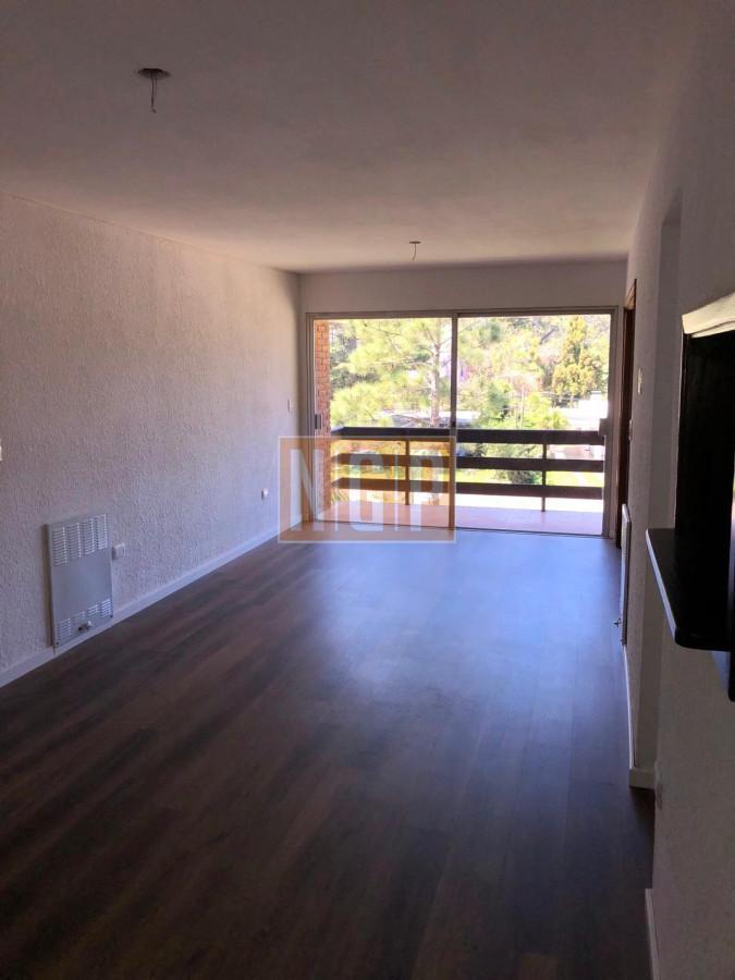 Foto de Reciclado !! Vende apartamento de 3 dormitorios en Playa Mansa, Punta, imagen 1