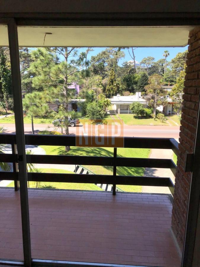 Foto de Reciclado !! Vende apartamento de 3 dormitorios en Playa Mansa, Punta, imagen 2