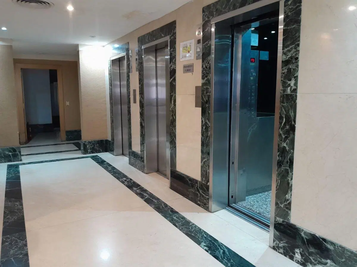 Alquiler - Oficina - San Nicolás - 210 m2 - planta libre - 2 baños - 1 cochera 2
