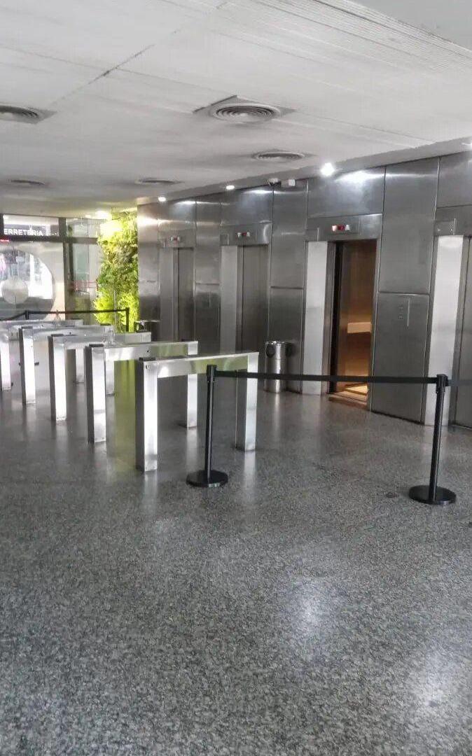 Venta - Oficina - Retiro - VENTA CON RENTA h/ Octubre 2026 - 1.050m2 - 8 cocheras - P. Libre - GYM