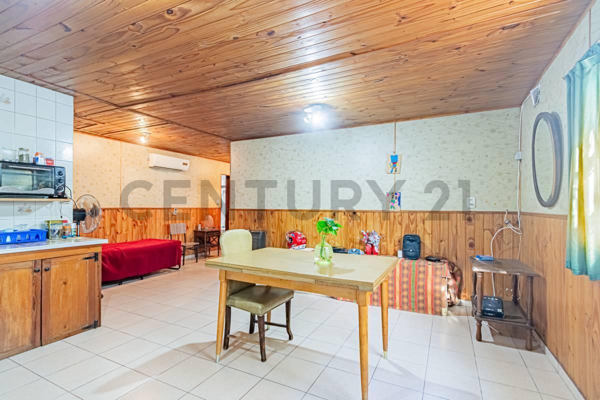 VENTA 3 AMB + 2 AMB + 2 LOCALES + QUINCHO Y GARAGE