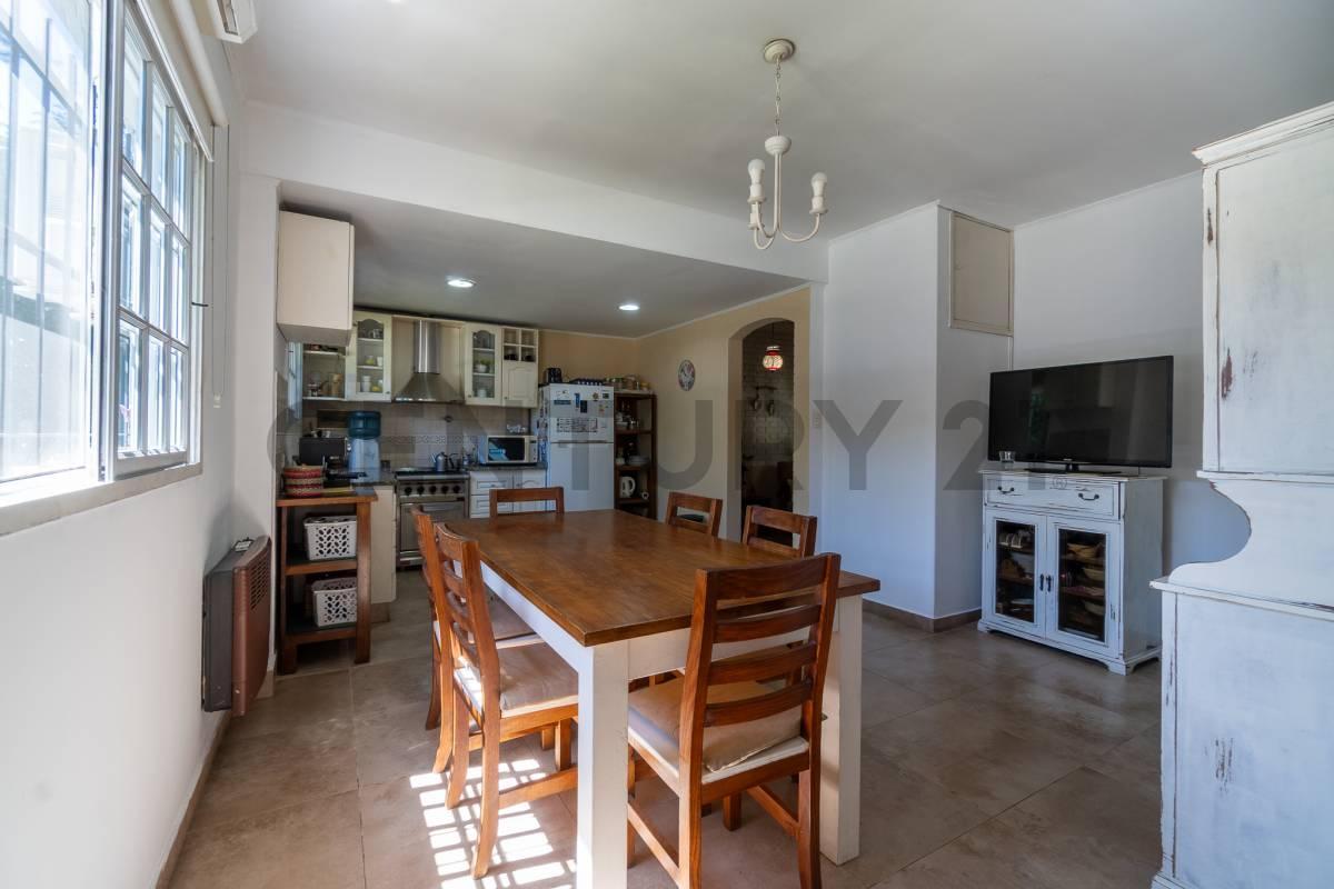 Foto de Venta Casa en Hurlingham Gran Lote, Pileta y Quincho, imagen 3