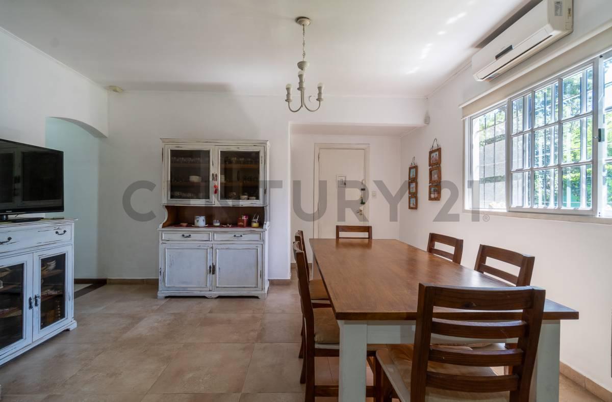 Foto de Venta Casa en Hurlingham Gran Lote, Pileta y Quincho, imagen 2