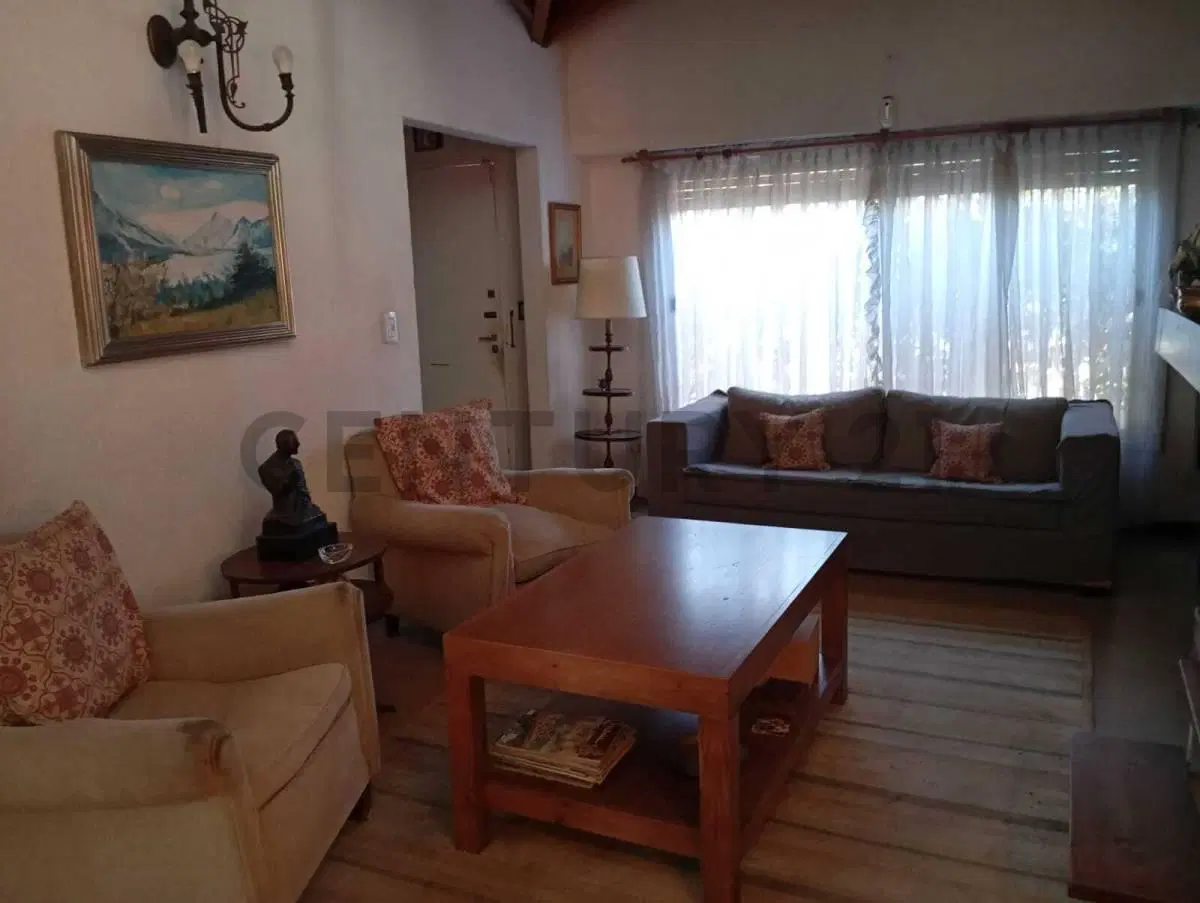 Impecable Casa de 5 Ambientes con Playroom y Jardín en Hurlingham – Excelente Ubicación 2