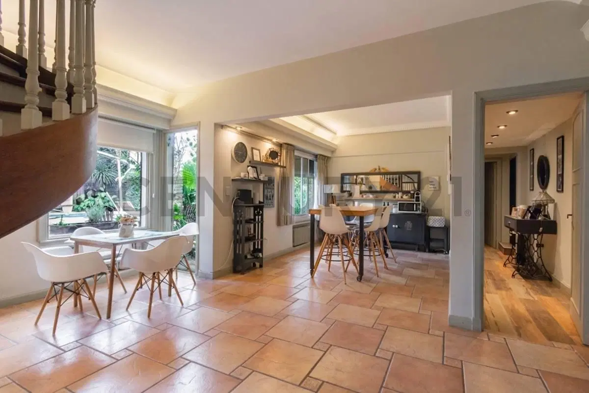 ESPECTACULAR CASA 7 AMBIENTES EN LA MEJOR ZONA DE ACASSUSO: GRAN JARDÍN, PILETA Y QUINCHO 4