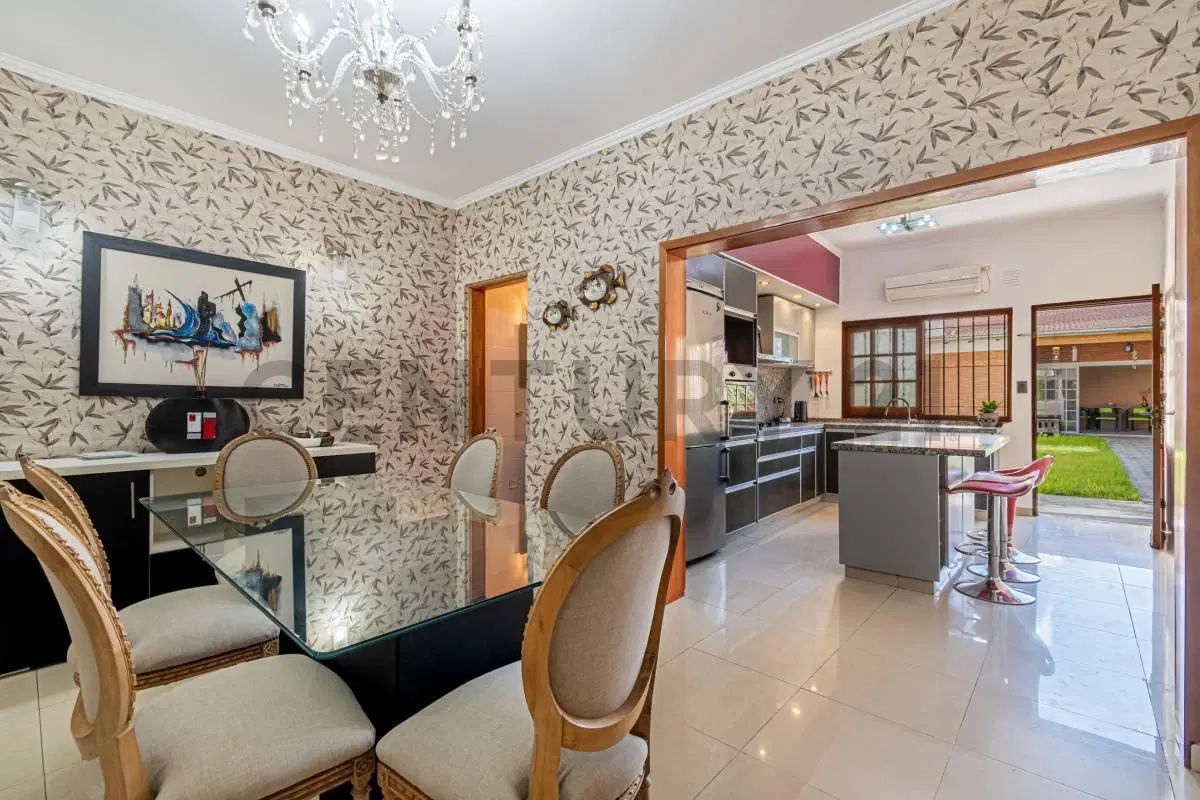 Exclusiva residencia familiar con jardín, quincho y suite en Ramos Mejía 5