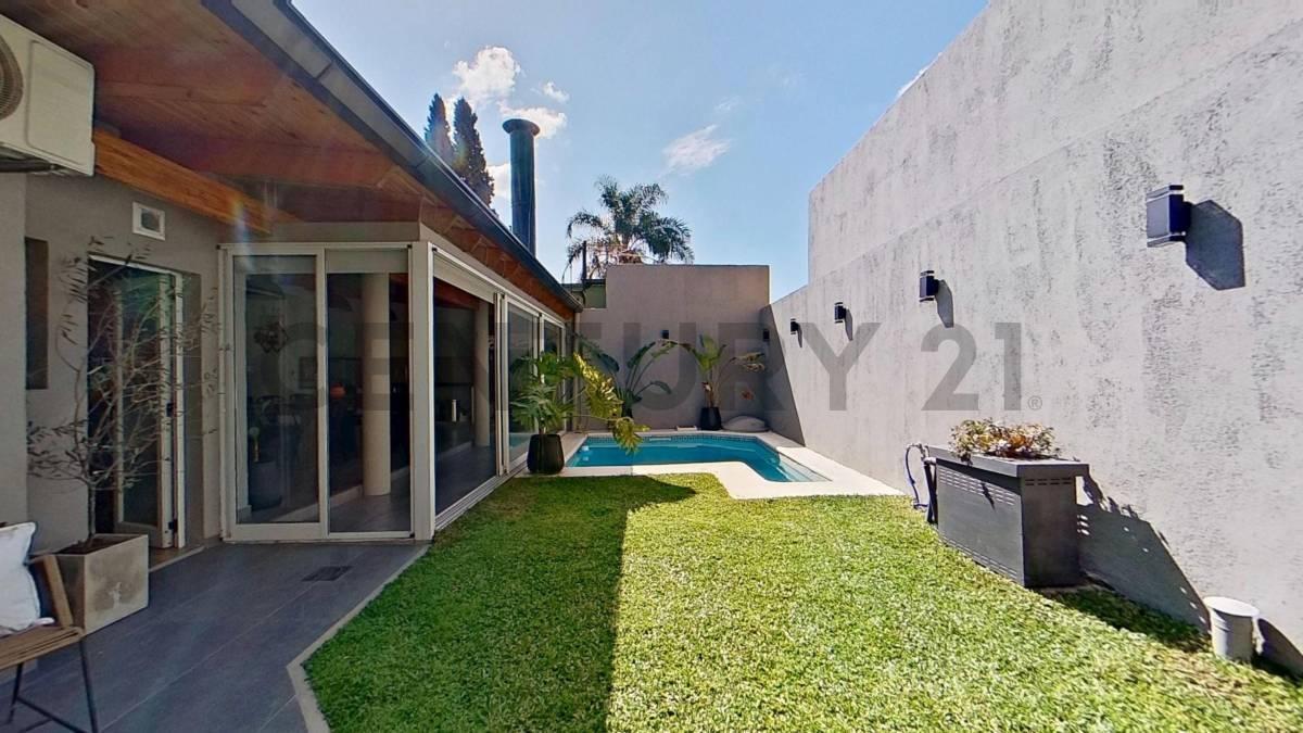 Foto de IMPORTANTE CASA DE 6 AMB. 2 COCHERAS QUINCHO Y PILETA CLIMATIZADA- APTO, imagen 2