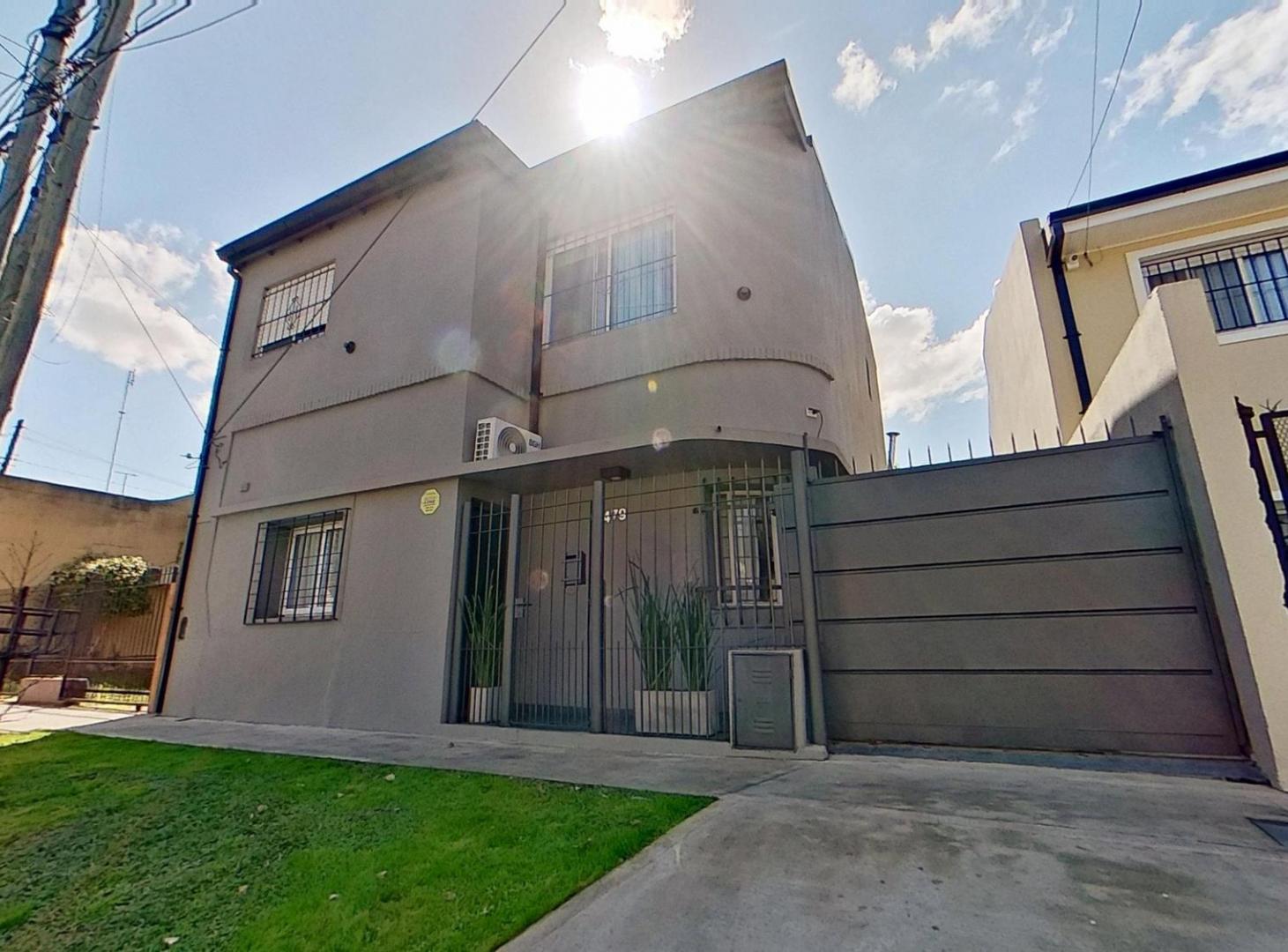 Foto de IMPORTANTE CASA DE 6 AMB. 2 COCHERAS QUINCHO Y PILETA CLIMATIZADA- APTO, imagen 1