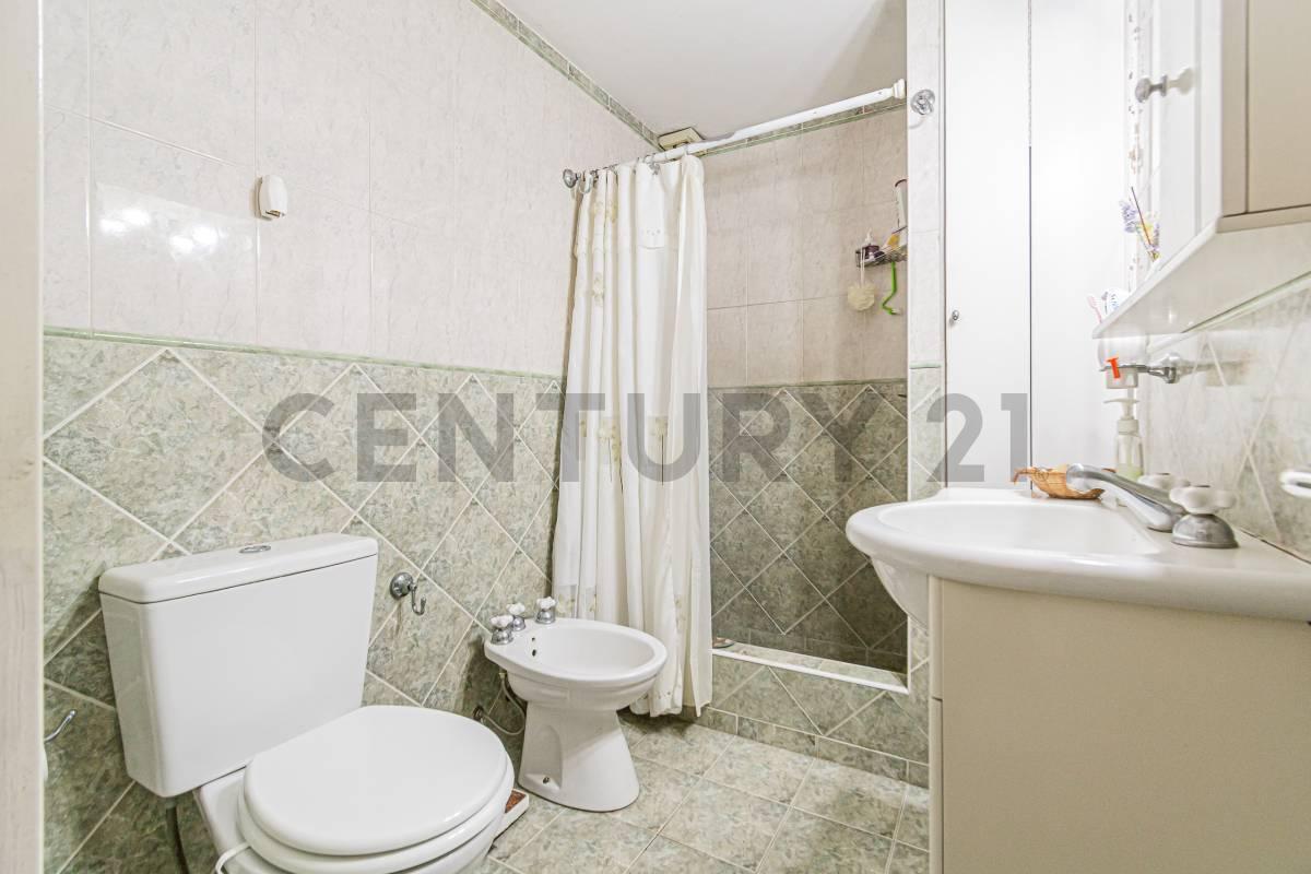 Foto de VENTA 3 AMB + 2 AMB + 2 LOCALES + QUINCHO Y GARAGE, imagen 4