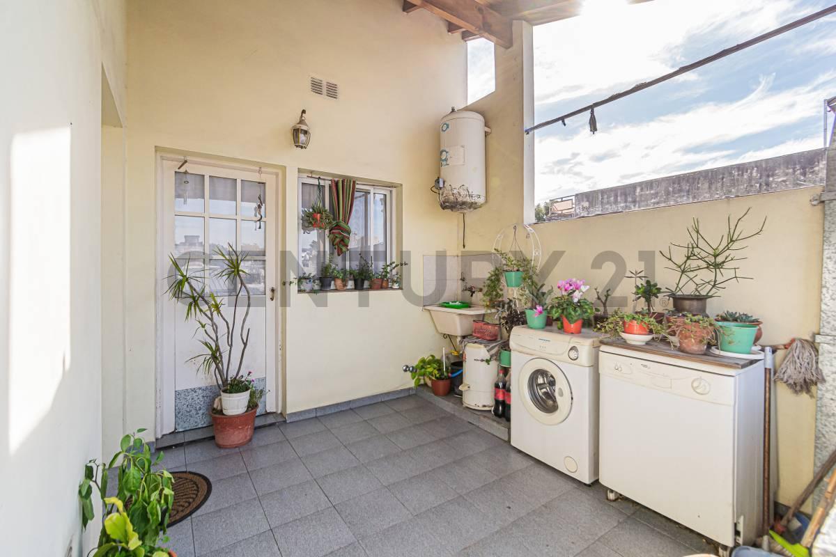 Foto de VENTA 3 AMB + 2 AMB + 2 LOCALES + QUINCHO Y GARAGE, imagen 2