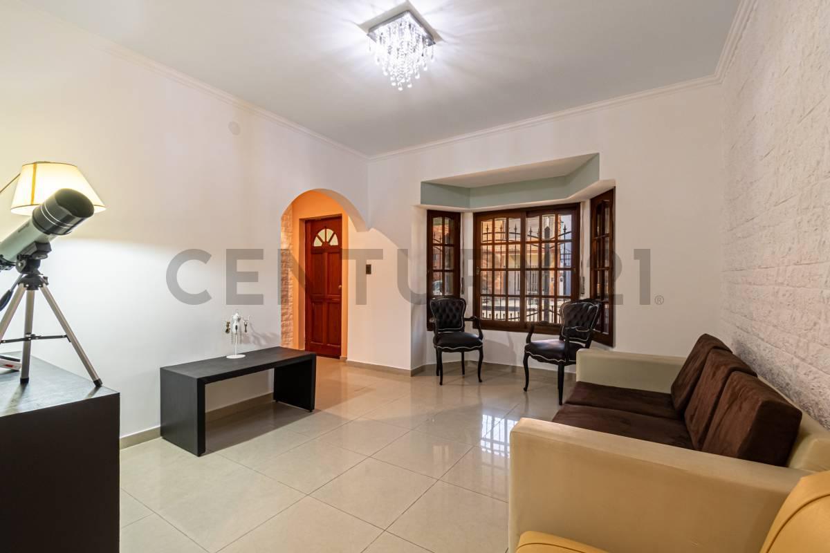 Foto de Exclusiva residencia familiar con jardín, quincho y suite en Ramos Mejía, imagen 3