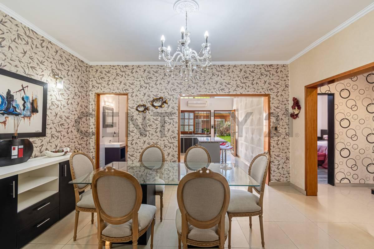 Foto de Exclusiva residencia familiar con jardín, quincho y suite en Ramos Mejía, imagen 2