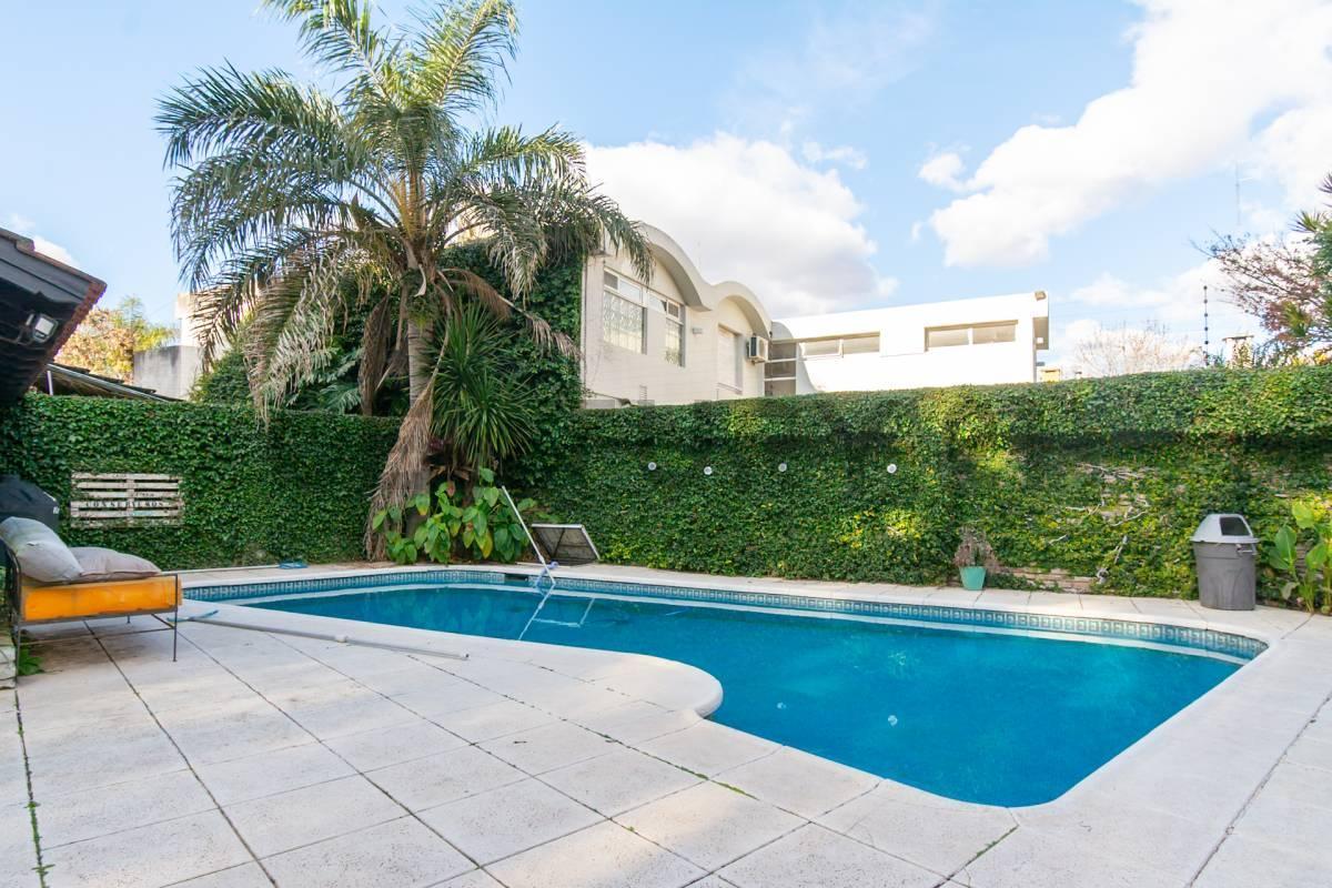 Foto de VENTA CASA 7 AMBIENTES COCHERA Y PISCINA EN ACASSUSO/APTO CREDITO, imagen 1