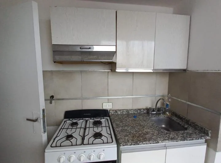DEPTO DE 2 DORMITORIOS A 1 CUADRA DE LA PLAZA 4