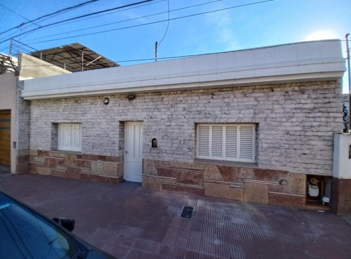 CASA RECICLADA DOS DORMITORIOS Y ESCRITORIO -   BARRIO ALTO ALBERDI 1