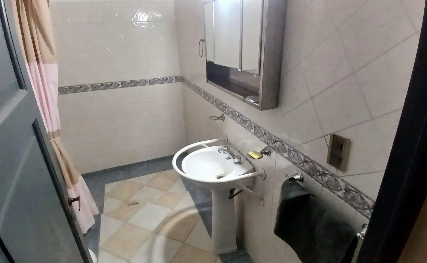Rio Negro 450 esquina ideal para comercio T:180 m2 y 171 m2 cub. 4