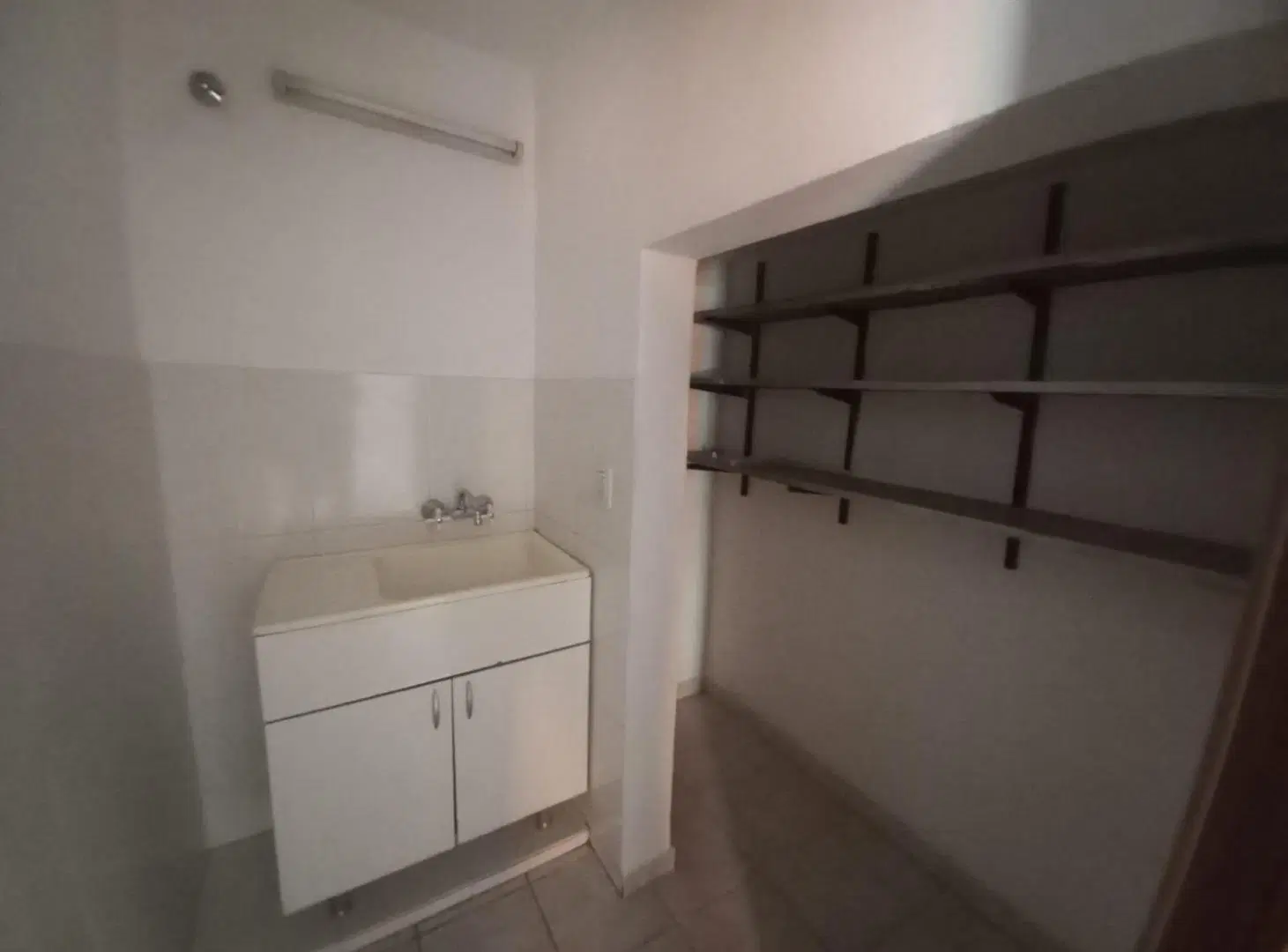 CASA CON TRES PRIVADOS , BAÑO, COCINA Y TERRAZA PROPIA. EXCLUSIVAMENTE DESTINO COMERLCIAL 4