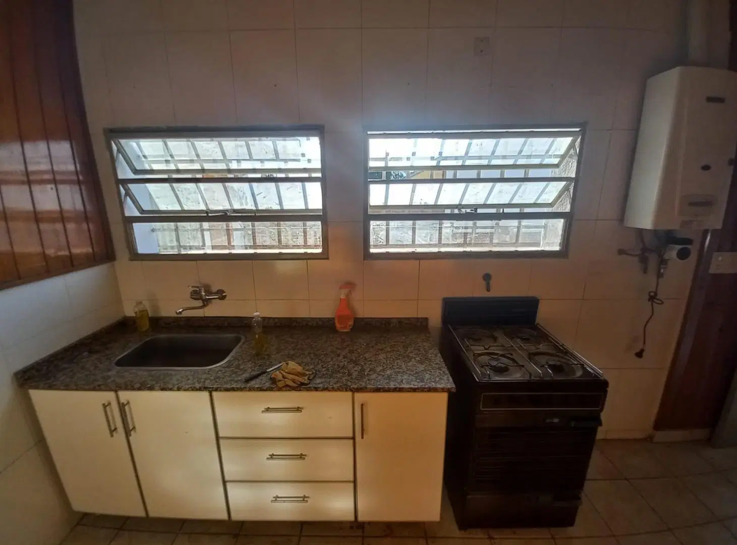 CASA CON TRES PRIVADOS , BAÑO, COCINA Y TERRAZA PROPIA. EXCLUSIVAMENTE DESTINO COMERLCIAL 1
