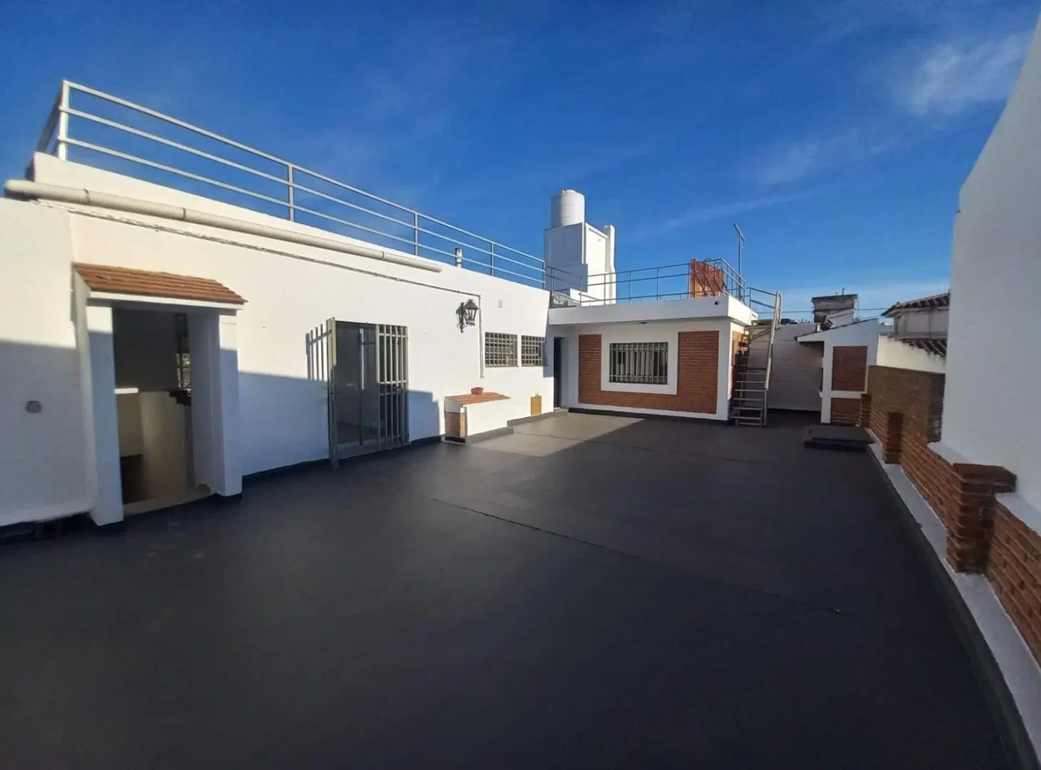 CASA CON TRES PRIVADOS , BAÑO, COCINA Y TERRAZA PROPIA. EXCLUSIVAMENTE DESTINO COMERLCIAL 8