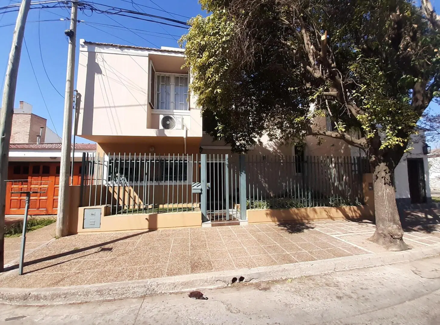 Casa 3 dormitorios 2 baños Barrio Mariano Balcarce 1