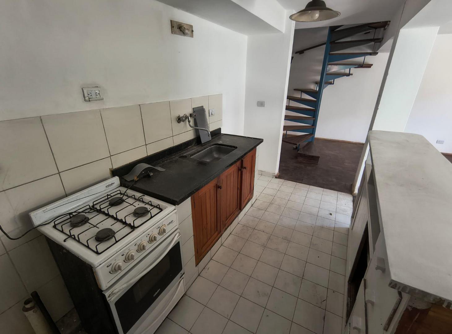 Foto de DEPTO DUPLEX DE 2 DORMITORIOS AMPLIO Y LUMINOSO CON BALCON, imagen 2