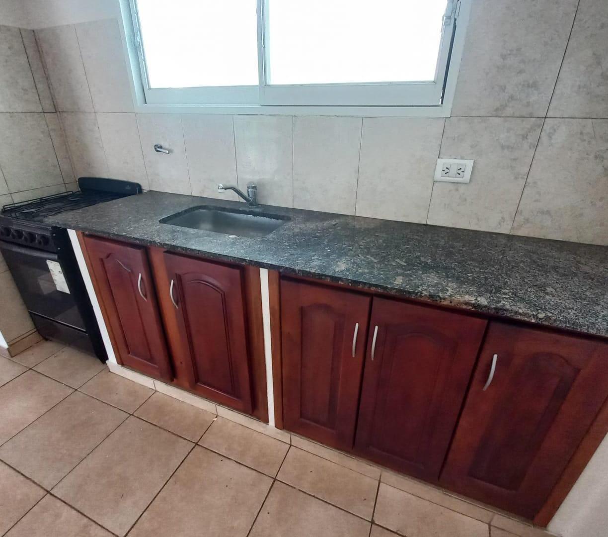 Foto de DEPTO DE 2 DORMITORIOS CON GARAGE EN B MARIANO BALCARCE, imagen 2