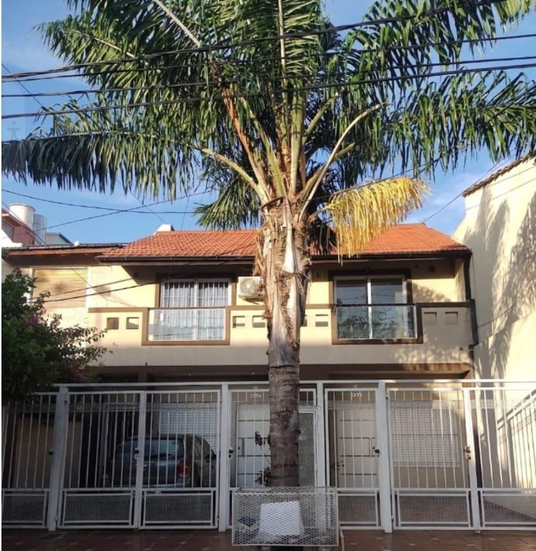 EXCELENTE DUPLEX DE 3 AMBIENTES CON COCHERA Y PATIO TOTALMENTE RECICLADO A NUEVO. VENTA DIRECTA