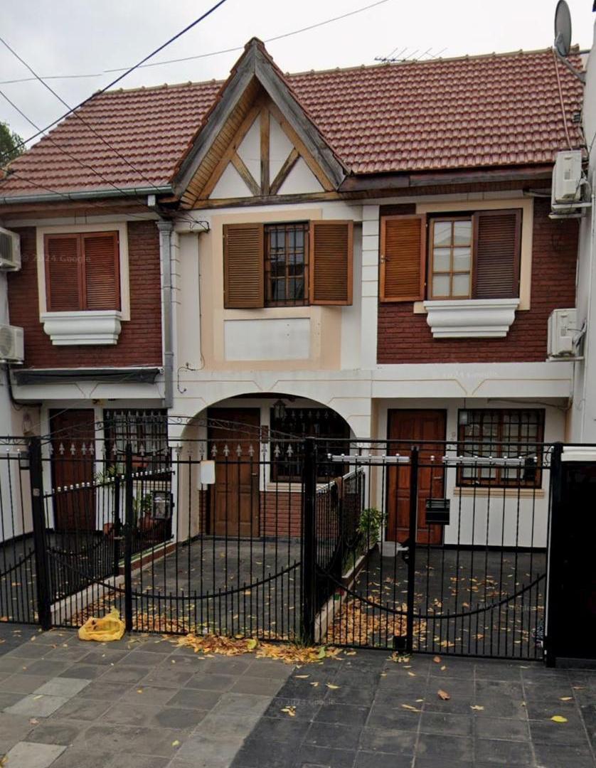 Excelente duplex al frente de 3 ambiente con patio y cochera . reciclado a nuevo!!2 cuadras Av. de