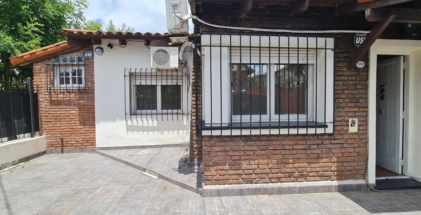 Casa en Venta en Villa Sarmiento,3 Ambientes con 2 baños , gge. o SUM cubierto , 2 patios , hermos