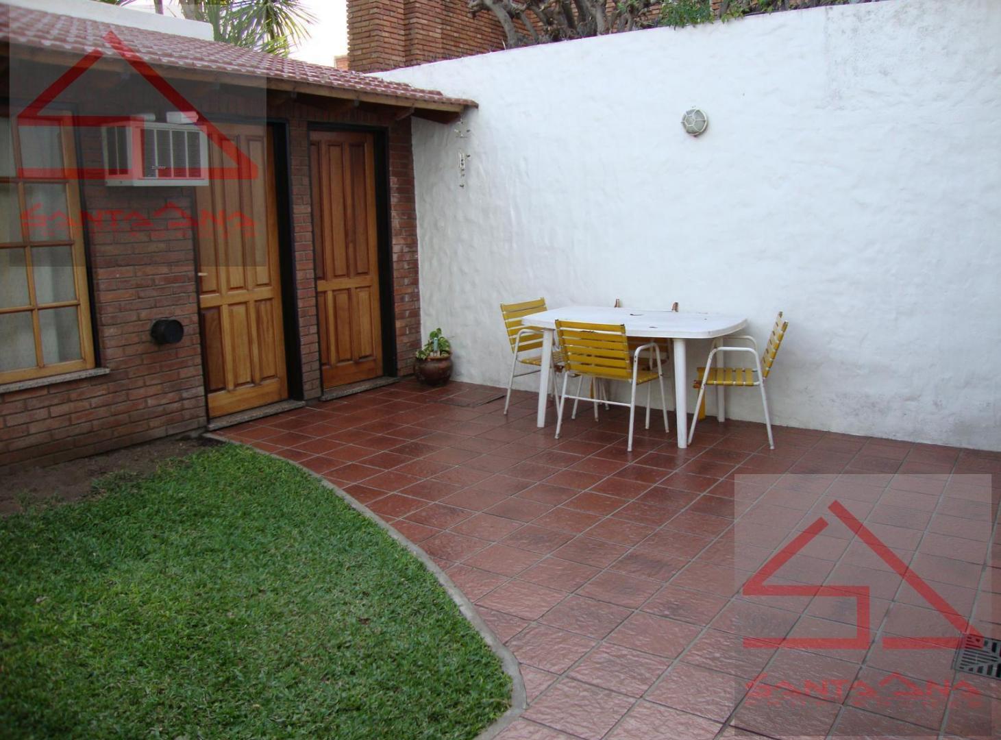 Foto de Chalet en Venta - 4 amb. - Quincho y Pileta - Ramos Mejia, imagen 3