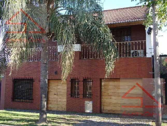 Foto de Chalet en Venta - 4 amb. - Quincho y Pileta - Ramos Mejia, imagen 1