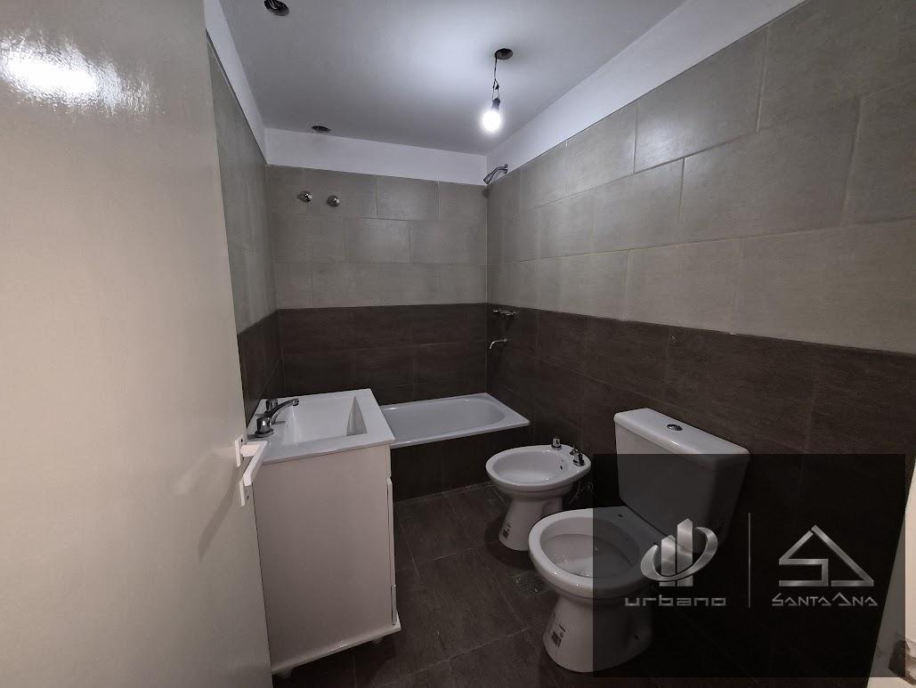 Foto de DEPARTAMENTO 2 AMB, FRENTE CON BALCON 1 cuadra av de mayo, EN 1ER .PISO, imagen 4