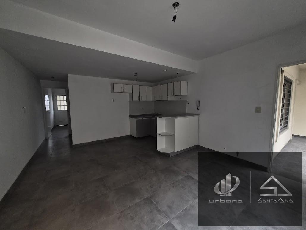 Foto de DEPARTAMENTO 2 AMB, FRENTE CON BALCON 1 cuadra av de mayo, EN 1ER .PISO, imagen 3