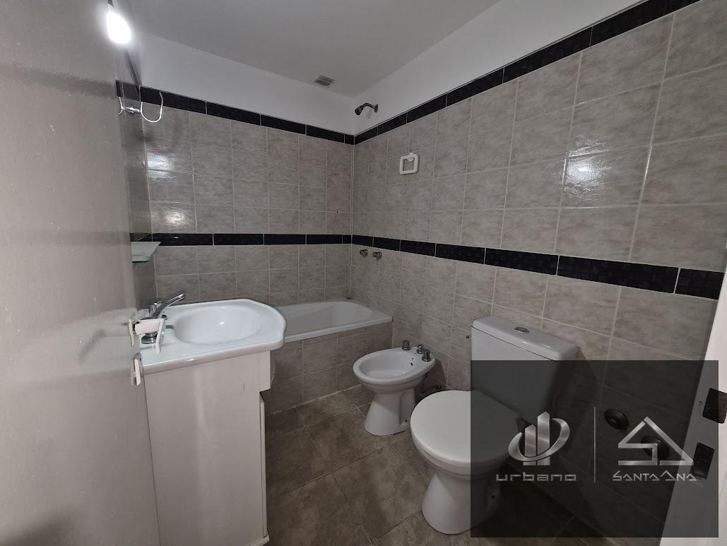 Foto de DEPARTAMENTO 2 AMBIENTES AL FRENTE COCHERA Y PATIO ,4 CUDRAS AV, imagen 4