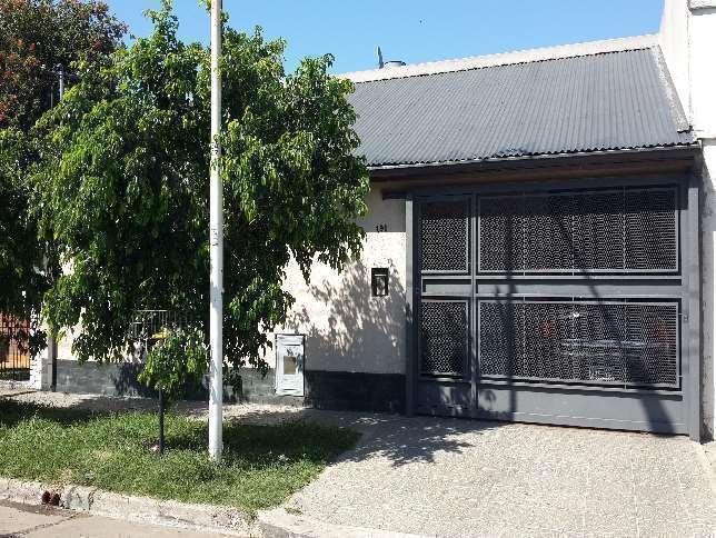 Foto de Casa en Venta en Villa Luzuriaga 3 AMBIENTES CON GGE , FONDO LIBRE, imagen 1