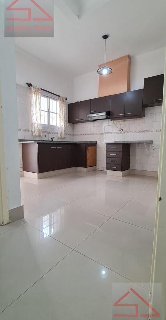 Foto de Casa en Venta en Villa Sarmiento,3 Ambientes con 2 baños , gge. o SUM, imagen 2