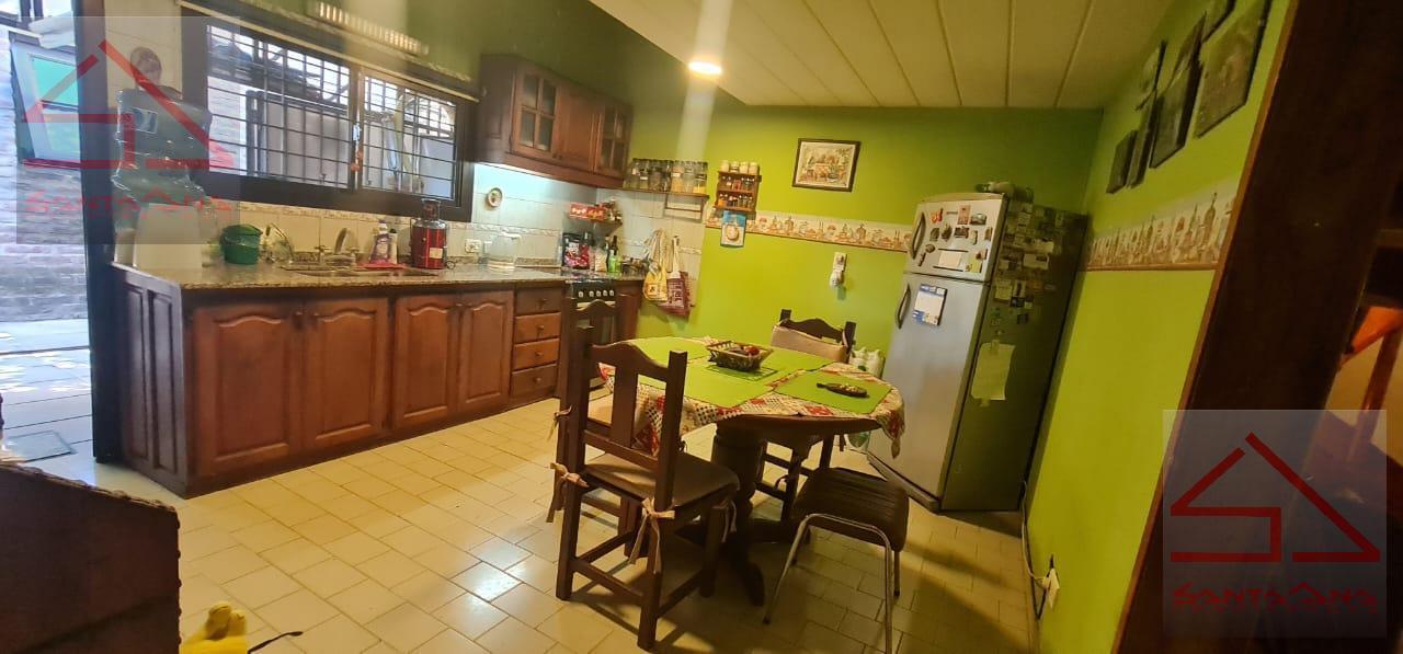 Foto de CASA TIPO CHALET DE 5 AMB CON JARDIN,FONDO,QUINCHO, 3 BAÑOS EN 2, imagen 3