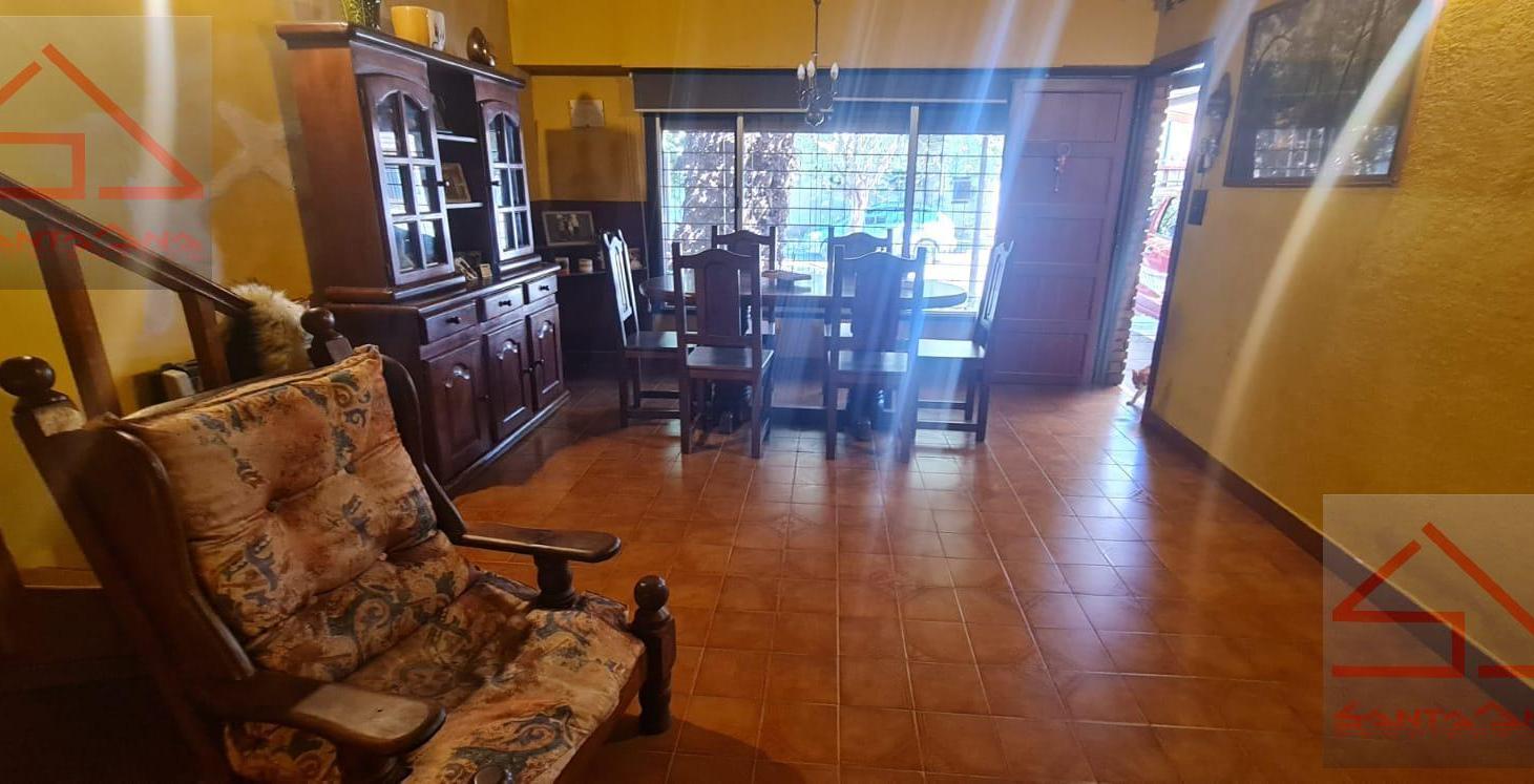 Foto de CASA TIPO CHALET DE 5 AMB CON JARDIN,FONDO,QUINCHO, 3 BAÑOS EN 2, imagen 2