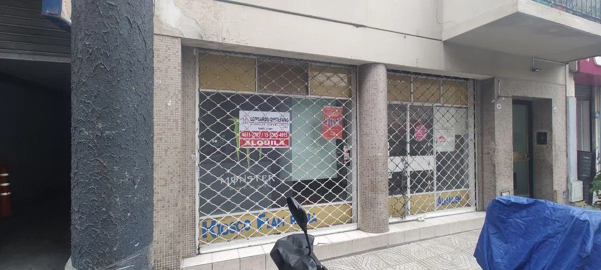 Flores Alquiler Local 40 m2 con patio todo destino 3