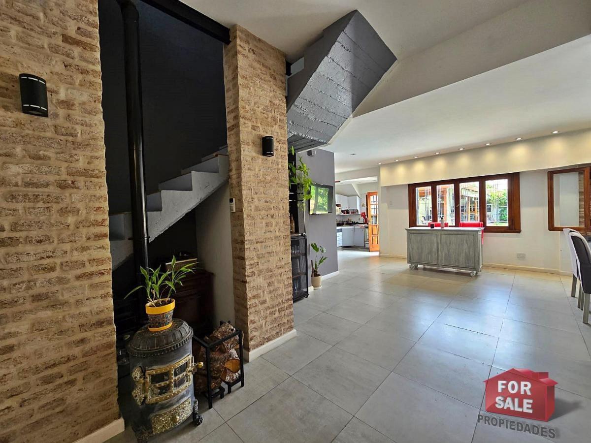Casa de 4 Ambientes en Lote Propio, con Pileta y Cochera 3