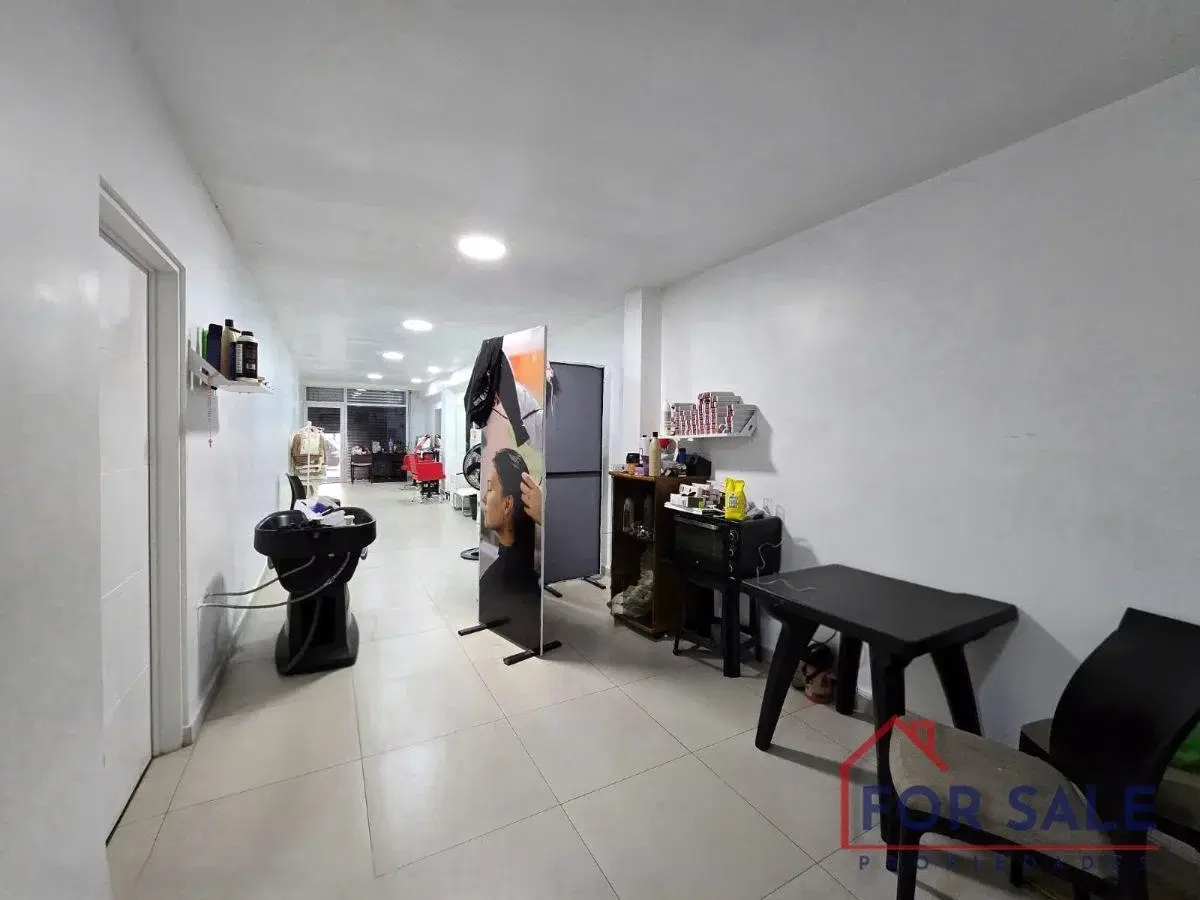 Excelente Local Comercial sobre Av. Álvarez Jonte – Zona Comercial de Monte Castro 4