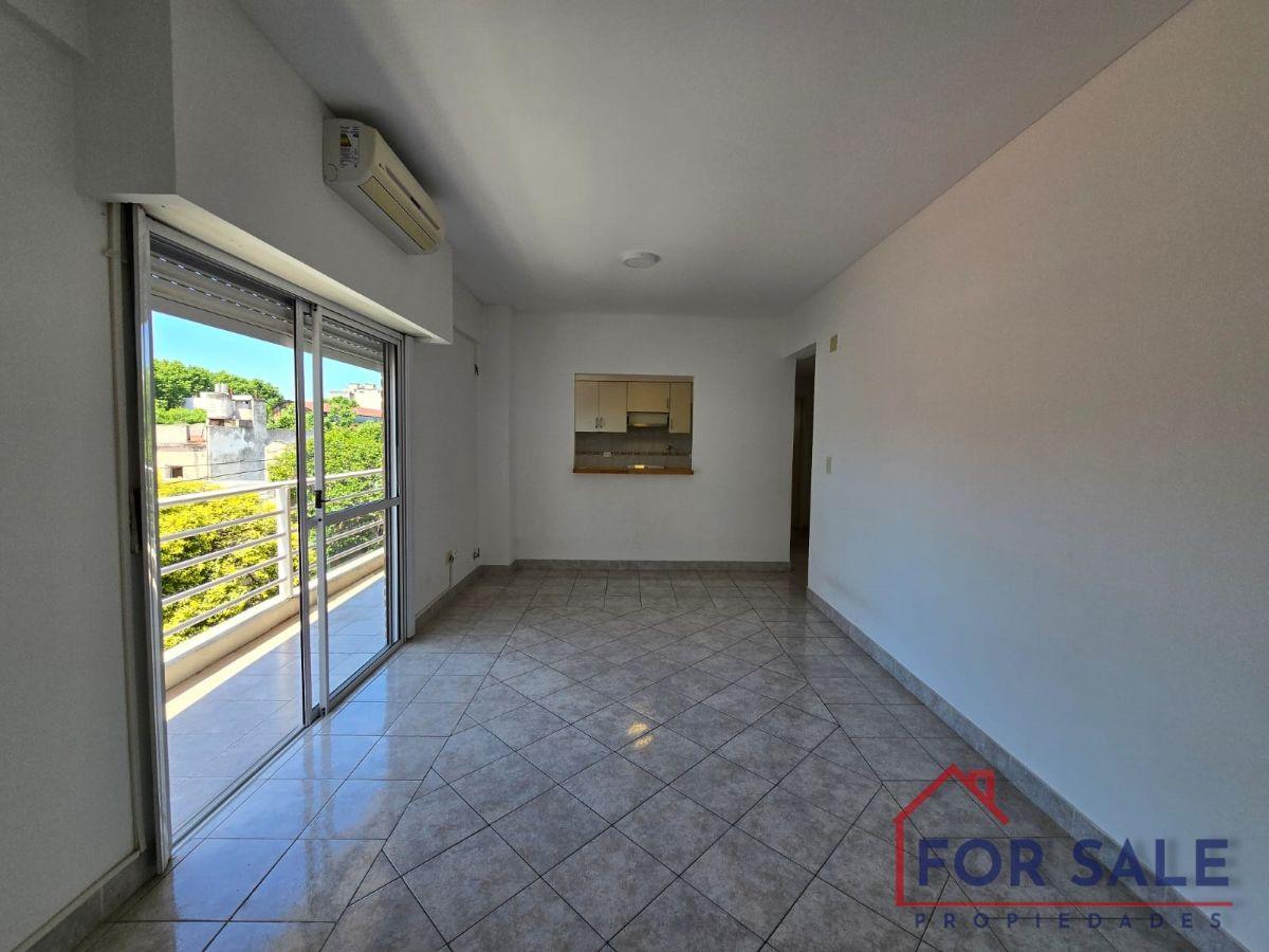Departamento 2 Ambientes al Frente con Balcón Corrido – Excelente Estado