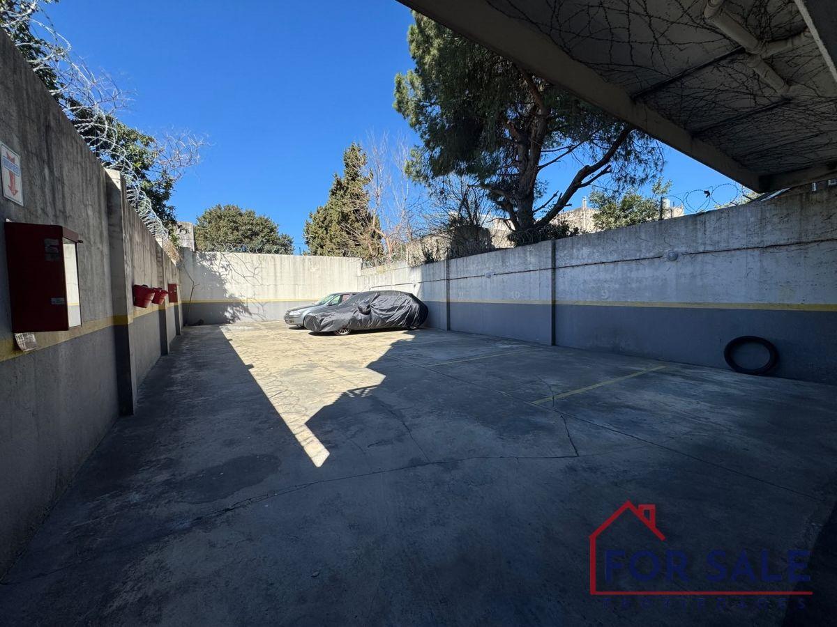 Foto de Cochera Fija Descubierta en Edificio – Portón Automático, imagen 3