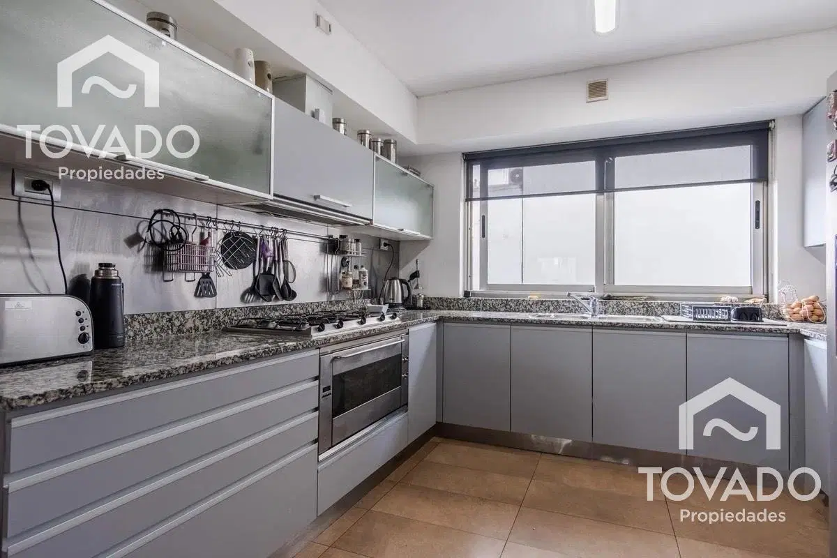 Quartier Libertador! 4 Ambientes con dependencia en piso alto! Cochera doble! 4