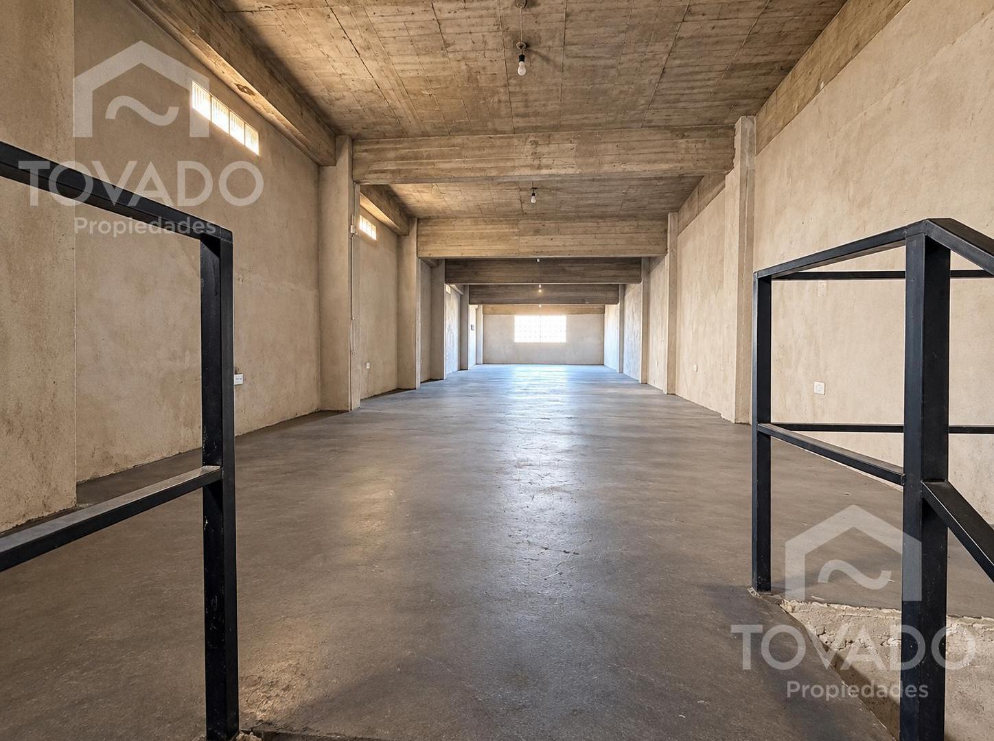 Foto de GRAN OPORTUNIDAD GALPÓN O DEPÓSITO EN FLORES COMERCIAL, imagen 2