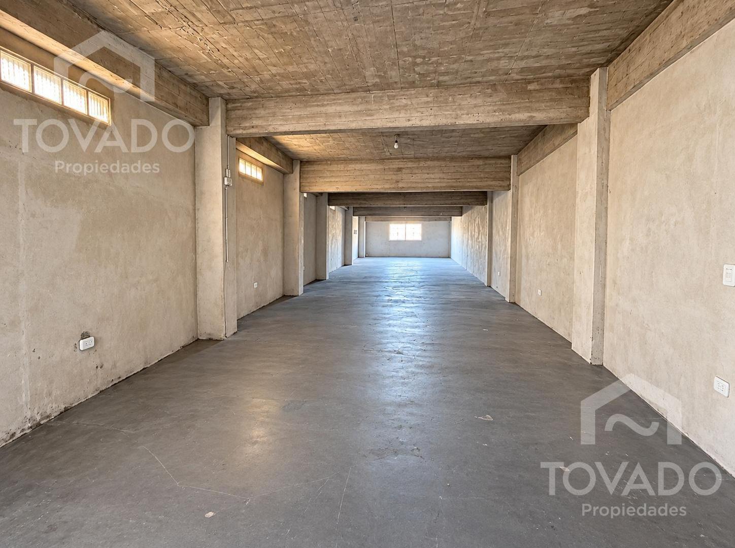 Foto de GRAN OPORTUNIDAD GALPÓN O DEPÓSITO EN FLORES COMERCIAL, imagen 1