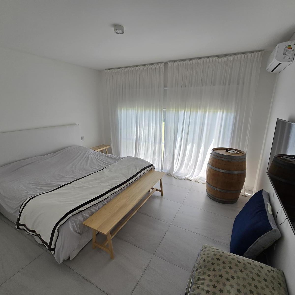 En Venta | Hermosa Propiedad de Diseño en Barrio Cerrado Club de Campo Los Puentes, Lujan | Con Pisc