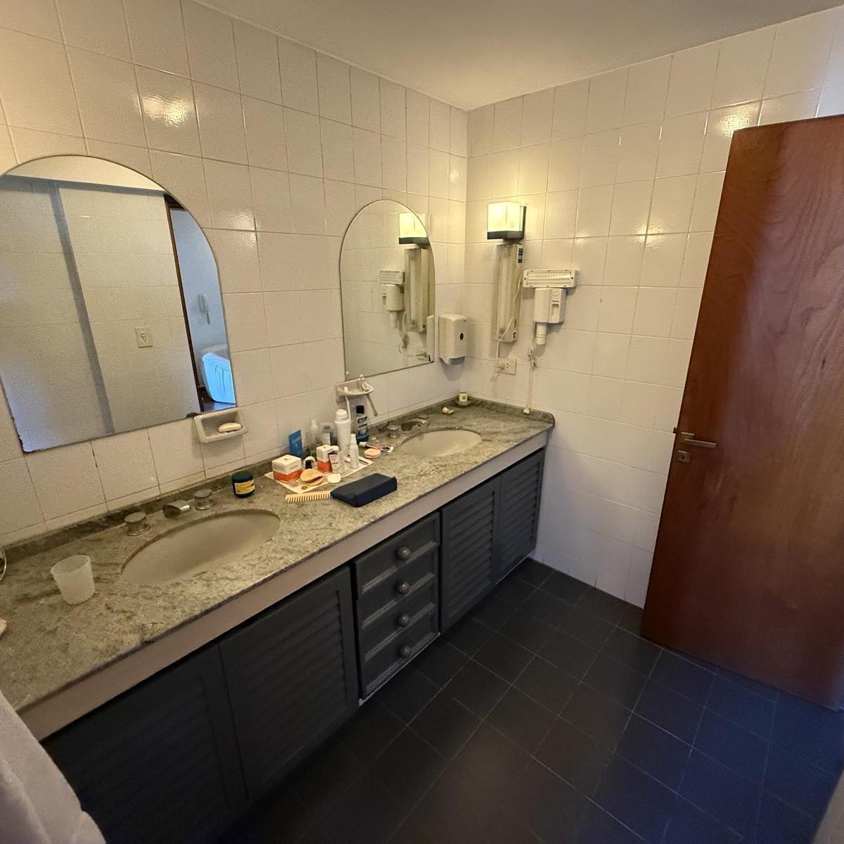 En Venta y Alquiler | Importante Propiedad de Categoria en Moreno Centro con Amplio Parque, Piscina 3
