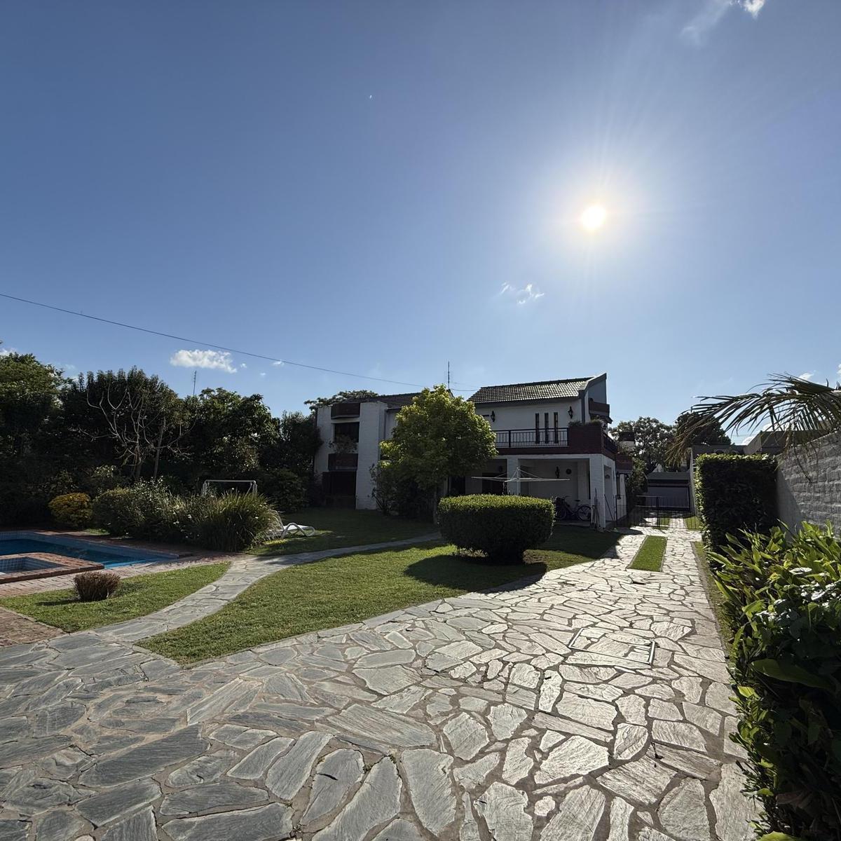 En Venta y Alquiler | Importante Propiedad de Categoria en Moreno Centro con Amplio Parque, Piscina 5