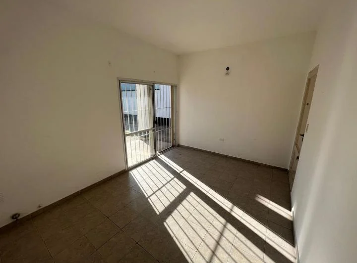 En Alquiler | Hermosa Propiedad en Moreno Centro con 2 Dormitorios, Parque y Entrada de Auto 4